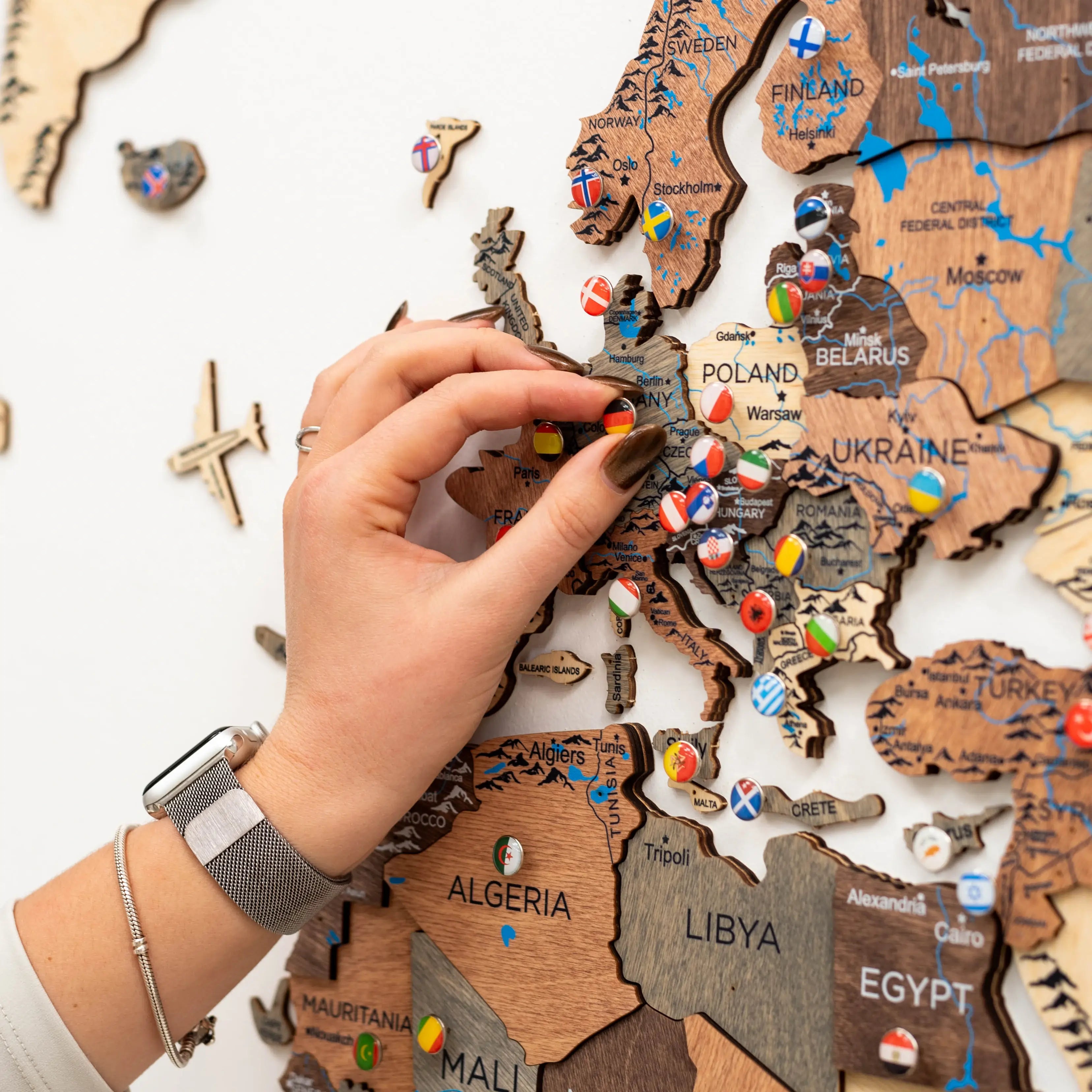 3D verdenskart i tre med dybde og detaljer – håndlaget veggdekor