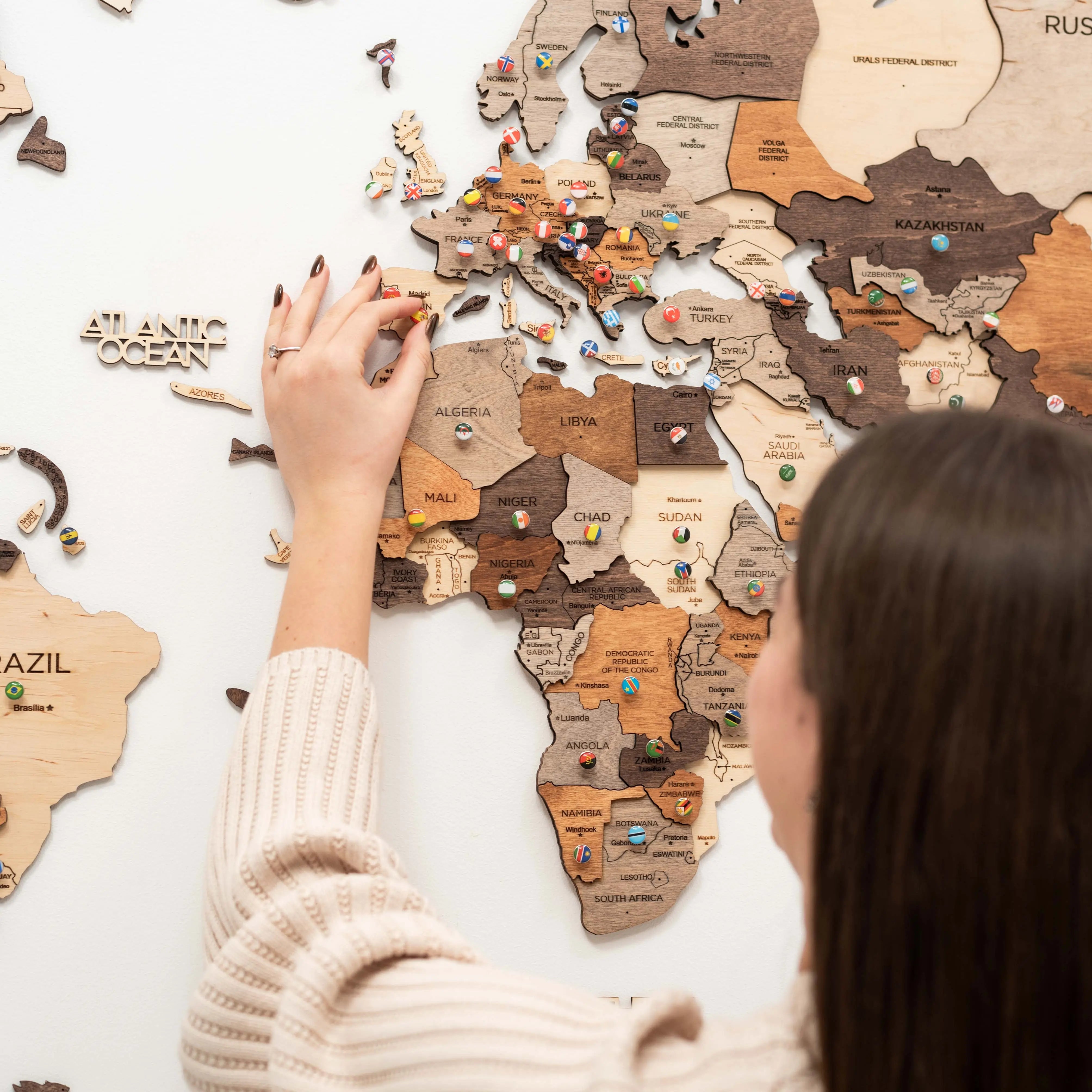 Håndlaget verdenskart i tre som veggdekor til hjem og kontor – NytAvTre